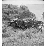 Débarquement difficile du matériel lourd sur les rives Viêt-minh au cours de l'opération Tonneau.