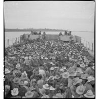 Transport du BMI (Bataillon de marche indochinois) par voie maritime jusqu'à Thaï Binh sur un LCI (landing craft infantry) dans le cadre de l'opération Tonneau.