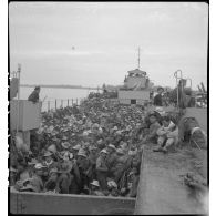 Transport du BMI (Bataillon de marche indochinois) par voie maritime jusqu'à Thaï Binh sur un LCI (landing craft infantry) dans le cadre de l'opération Tonneau.
