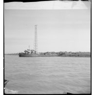Beachage du LCI (landing craft infantry) transportant le BMI (Bataillon de marche indochinois) à Thaï Binh dans le cadre de l'opération Tonneau.