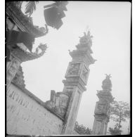 Signe de ralliement à l'armée française attaché au sommet d'une colonne de la pagode de Nguyen Hanh.