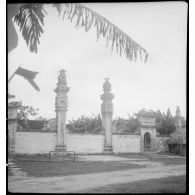 Signe de ralliement à l'armée française attaché au sommet d'une colonne de la pagode de Nguyen Hanh.