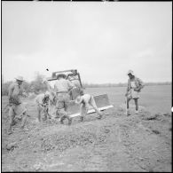 Réparation de la route reliant Haiduong à Cui Loc par le Génie.