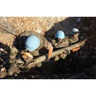 Les sapeurs du 13e RG (régiment du Génie) transportent une roquette non explosée en vue de sa destruction.
