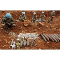 Transport et mise en place dans un fourneau de destruction de munitions et de sous-munitions non explosées après leur tri par des sapeurs du 13e RG (régiment du Génie).