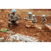 Transport et mise en place dans un fourneau de destruction de munitions et de sous-munitions non explosées après leur tri par des sapeurs du 13e RG (régiment du Génie).