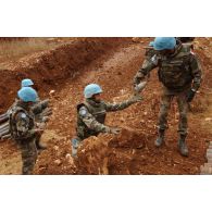 Transport et mise en place dans un fourneau de destruction de munitions non explosées par des sapeurs du 13e RG (régiment du Génie).