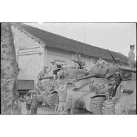 Nettoyage du canon d'un des chars Sherman alignés.