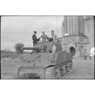 Un char Sherman M4A3 devant l'église de Tong, à Son Tay, dans la plaine de Son Loc.