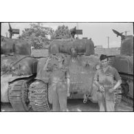 Tankistes coloniaux devant des chars Sherman alignés.