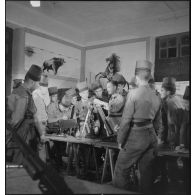 Séance d'instruction sur l'armement au 3e RCA.