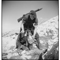 Mise en oeuvre d'un mortier par un chasseur du 6e BCA.