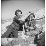Mise en oeuvre d'un mortier par des chasseurs du 6e BCA.