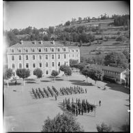 Vue en plongée sur la place d'armes d'une des casernes de l'école technique de Tulle.
