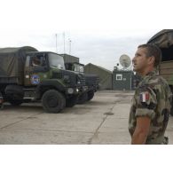 Des militaires français de l'EUFOR du camp de N'Dolo transportent les sacs de bulletins de vote.