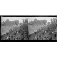 Prisonniers allemands arrivant à Frévent (Pas-de-Calais). [légende d'origine]