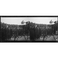 Prisonniers allemands arrivant à Frévent (Pas-de-Calais). [légende d'origine]