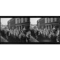 Prisonniers allemands arrivant à Frévent (Pas-de-Calais). [légende d'origine]