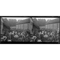 Les prisonniers sont nettoyés à l'eau chaude enduits d'huile camphrée, les vêtements sont passés à l'étuve. [légende d'origine]