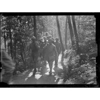 Badonviller, Meurthe-et-Moselle, ambulances américaines sur le front. Evacuation au poste de secours "Au rendez-vous des chasseurs". Evacuation d’un blessé. [légende d'origine]