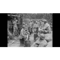 [Territoires libérés, infanterie : exercices de combat, tirs aux canons de tranchée.] (Version 1)