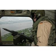 Vue aérienne depuis les postes de tir de l'hélicoptère CH53 allemand effectuant la mission de survol des sites.