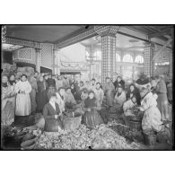 Paris, 4 rue Girardon. Atelier de camouflage américain. La teinture des toiles. [légende d'origine]