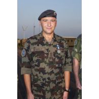 Le colonel Guyon décore de la médaille commémorative EUFOR l'officier slovène I. Cverle.
