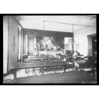 [Intérieur d'une salle de classe.]