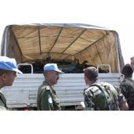 La cargaison est amenée par camion ONU jusqu'à l'Hercules C-130.