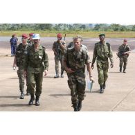 Les représentants de l'EUFOR, de la MONUC et des FRDC signent conjointement l'inventaire des armes.