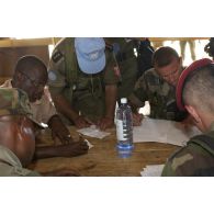 Les représentants de l'EUFOR, de la MONUC et des FRDC signent conjointement l'inventaire des armes.