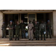 Photographie de groupe des représentants de l'EUFOR, de la MONUC et des FRDC.