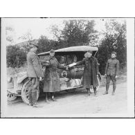 [Un soldat anglais de la confrérie des Chevaliers de Colomb offre des cigarette à un pilote américain.]