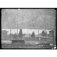 [Un panneau de la section de camouflage de l'armée.]