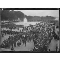 [Versailles. Une vue des jardins du château à l'occasion de la signature du traité de Versailles.]
