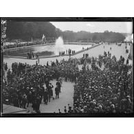 [Versailles. Une vue des jardins du château à l'occasion de la signature du traité de Versailles.]