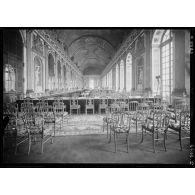 [Versailles. La galerie des Glaces préparée à l'occasion de la signature du traité de Versailles.]