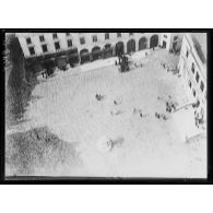[Vue aérienne de la place de l'hôtel de ville de Laon.]