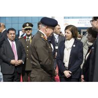 La ministre des Armées est saluée par un lieutenant général égyptien au Caire, en Egypte.