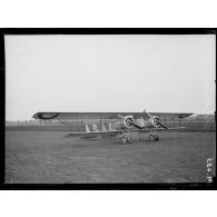 Un caudron G4 sur la piste du terrain d'aviation de Rosnay, proche de Reims. [légende d'origine]