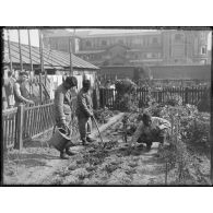 Usine à gaz à Clichy. Les indigènes travaillant à l'usine entretiennent des jardins potagers. [légende d'origine]