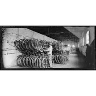 Nancy (Meurthe-et-Moselle). Le centre automobile du DAL. Magasin de bicyclettes d'armée. [légende d'origine]