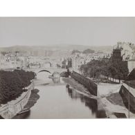 Quai St Pierre - Pont de la Boucherie St Georges, au dessous le Pont des Grilles qui se trouve placé entre la Porte Chambière et l'Arsenal de Metz, dans le lointain le Fort St Julien. [légende d'origine]