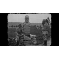 [Compilation : transports militaires en camions.]