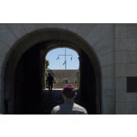 Des commandos du 1er régiment parachutiste d'infanterie de marine (1er RPIMa) franchissent les portes de la citadelle de Bayonne.