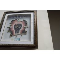 Une horloge souvenir d'une mission en République de Côte d'Ivoire décore le dojo du 1er régiment parachutiste d'infanterie de marine (1er RPIMa) à Bayonne.