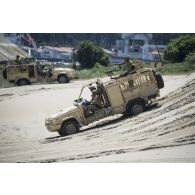 Des commandos sticks actions spéciales (SAS) progressent à bord d'un véhicule de patrouille spéciale de deuxième génération (VPS 2) pour un exercice de franchissement à Bayonne.