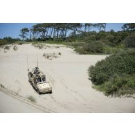 Des commandos sticks actions spéciales (SAS) progressent à bord d'un véhicule de patrouille spéciale de deuxième génération (VPS 2) pour un exercice de franchissement à Bayonne.