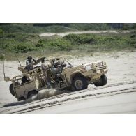 Des commandos sticks actions spéciales (SAS) progressent à bord d'un véhicule de patrouille spéciale de deuxième génération (VPS 2) pour un exercice de franchissement à Bayonne.